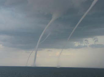 龙卷风头东脚西西高东低